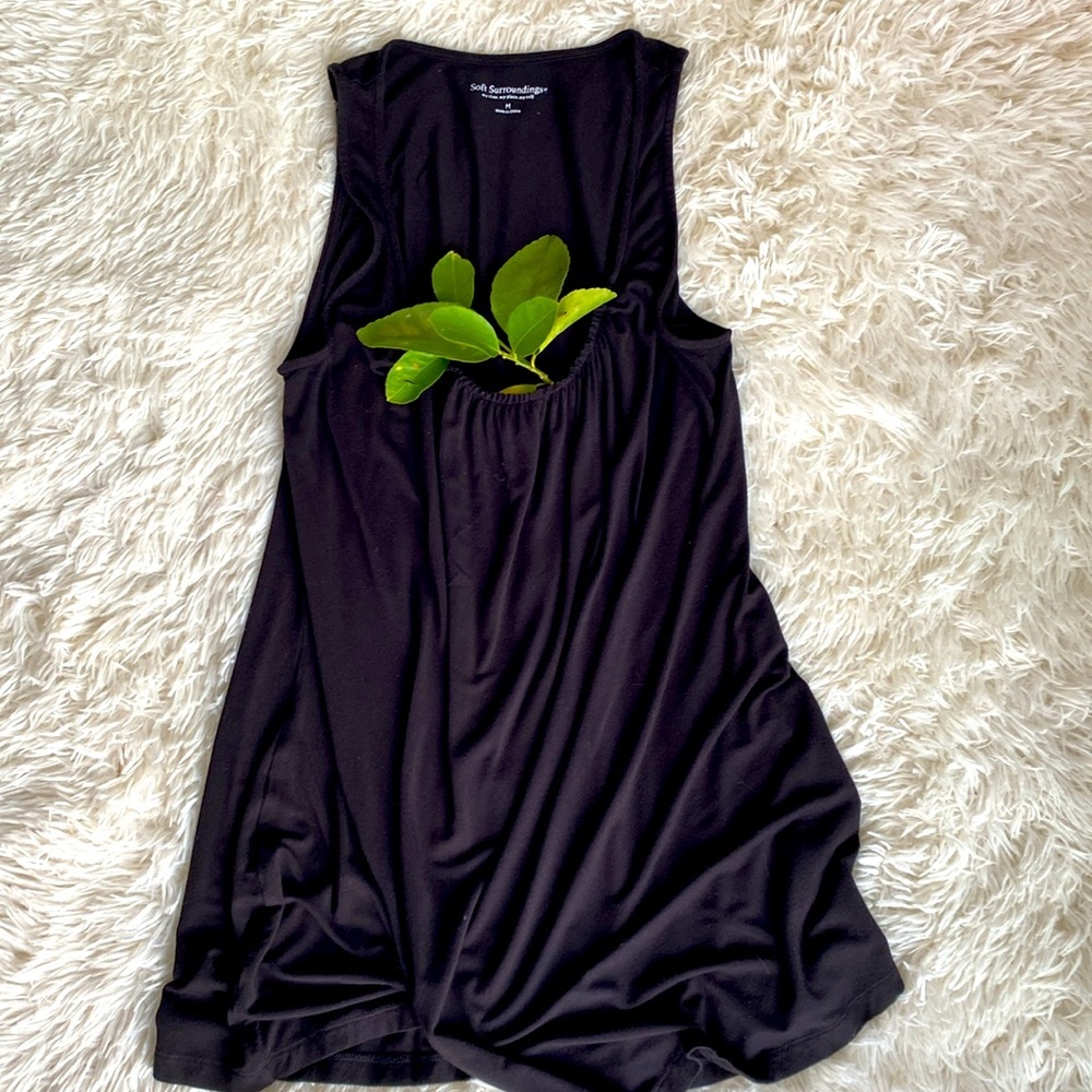 SOFT SURROUNDINGS BLACK SLEEVELESS TANK TOP FLOWY & Gathered Neckline Sz…